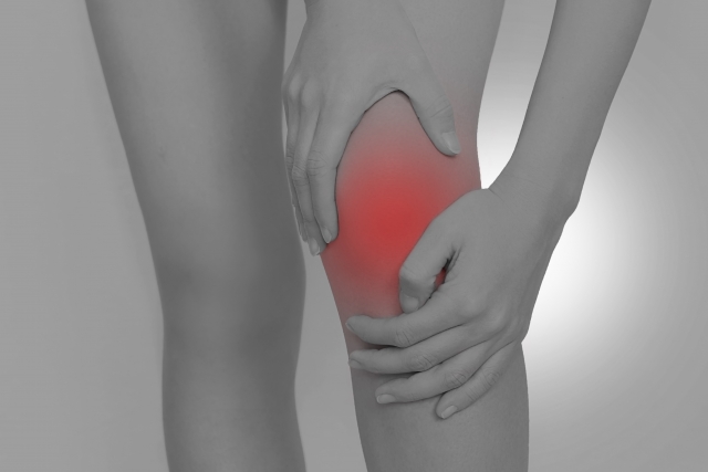 姿勢の悪さや骨の変形も膝痛の原因になります